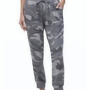 SPLENDID Supersoft Camo Jogger